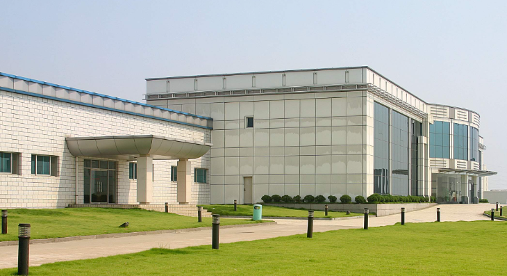 互联网云平台搭建运维服务对比：自建机房与云端部署的成本与技术差异分析